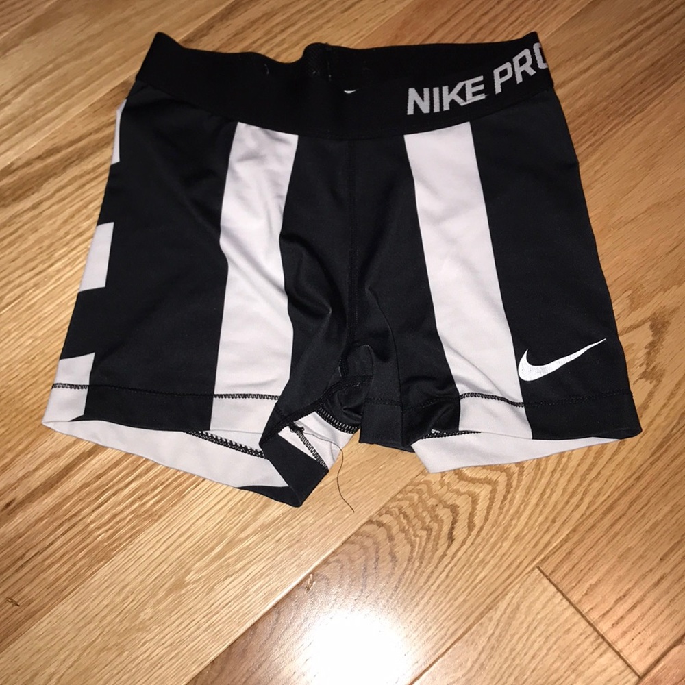 Black and white nike pros